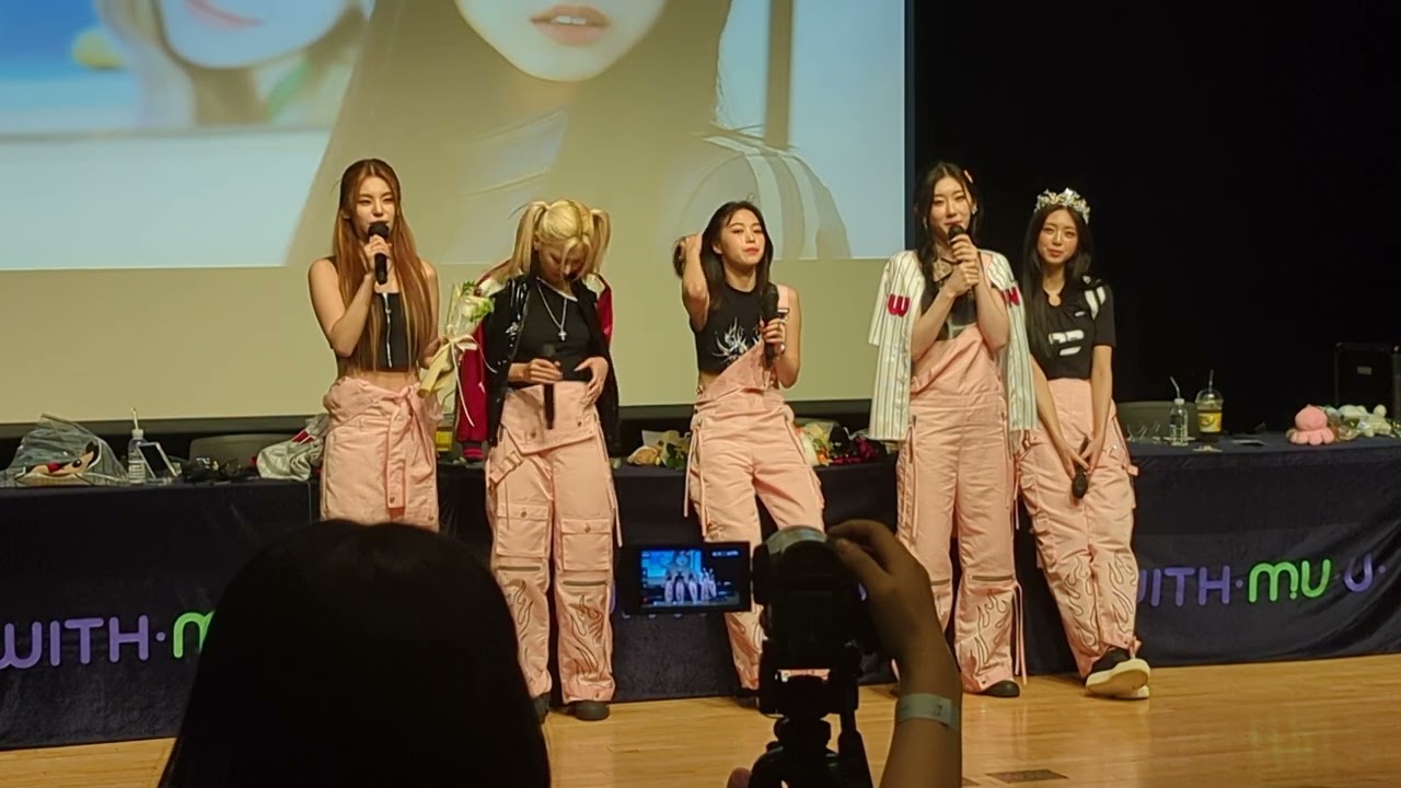 ITZY standing up to talk to fans after signing albums at their fansign 08/25 withmuu