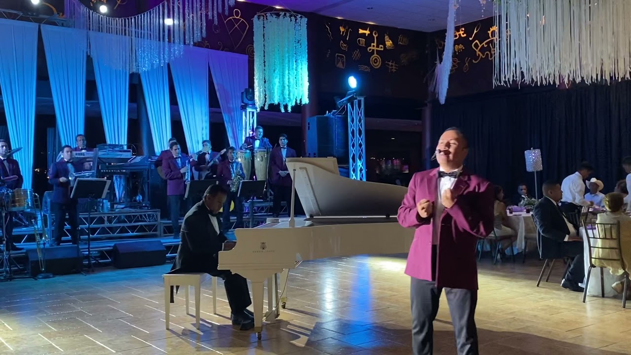 Abr&aacute;zame muy fuerte - Juan Gabriel (Show Internacional Aar&oacute;n L&oacute;pez)