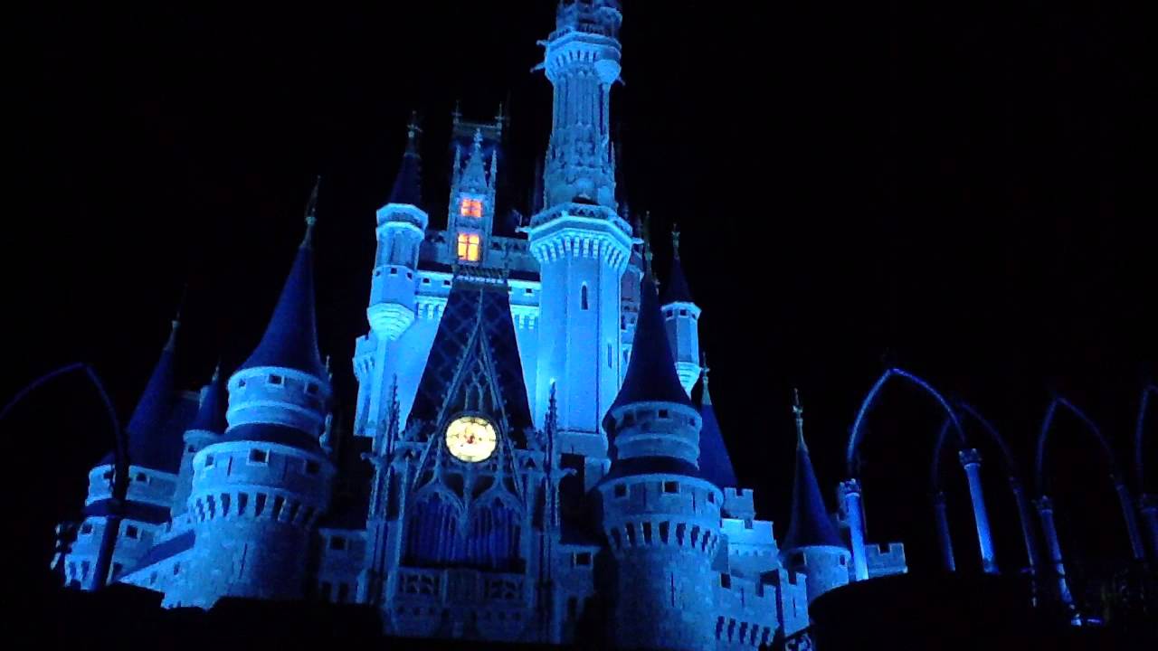 Video mostrando o encerramento do dia na Disney.