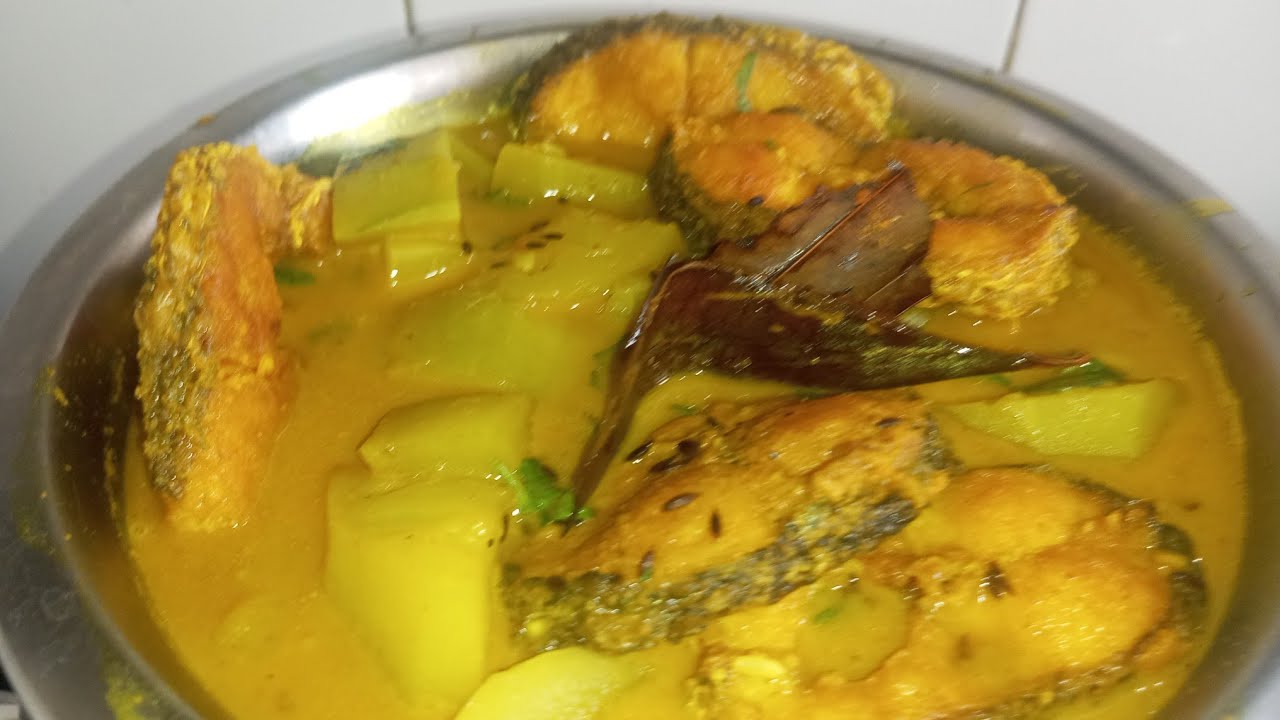 বন্ধুরা আজকের একটা অসাধারণ রেসিপি শোল মাছ দিয়ে লাউ এর থানকুনি পাতার ঝোল #cooking #homecuisine 