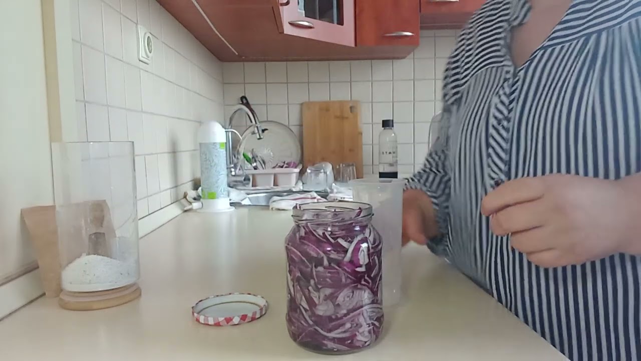 6 r&eacute;sz. Laktoferment&aacute;l&aacute;s: Ferment&aacute;lt lila hagyma k&eacute;sz&iacute;t&eacute;se.