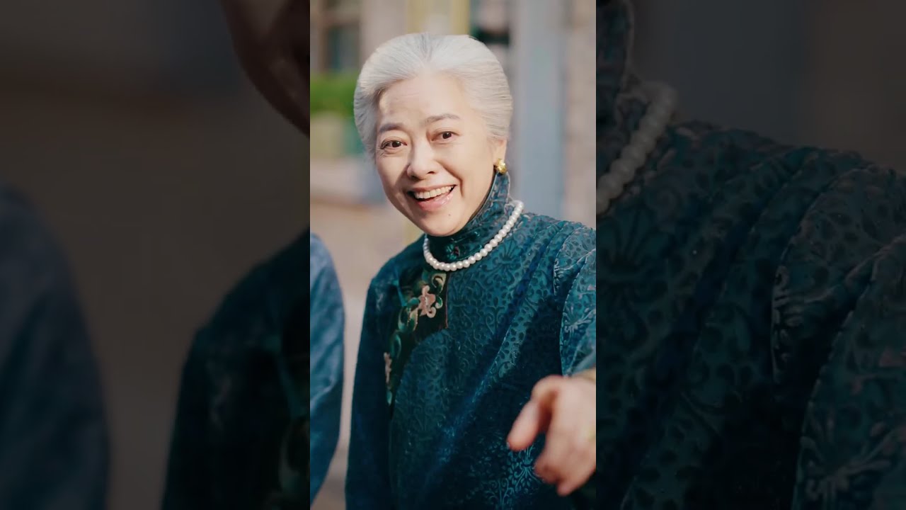 善良的小女孩在街頭懲惡揚善，被富有的老奶奶一眼看中，帶回家馴服她的頑皮小孫子！#短劇 #豪門 #親情 #一口氣看完 #萌娃 #CRAZY短劇社