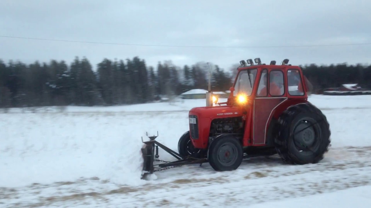 Snöplogning med frontblad på MF35