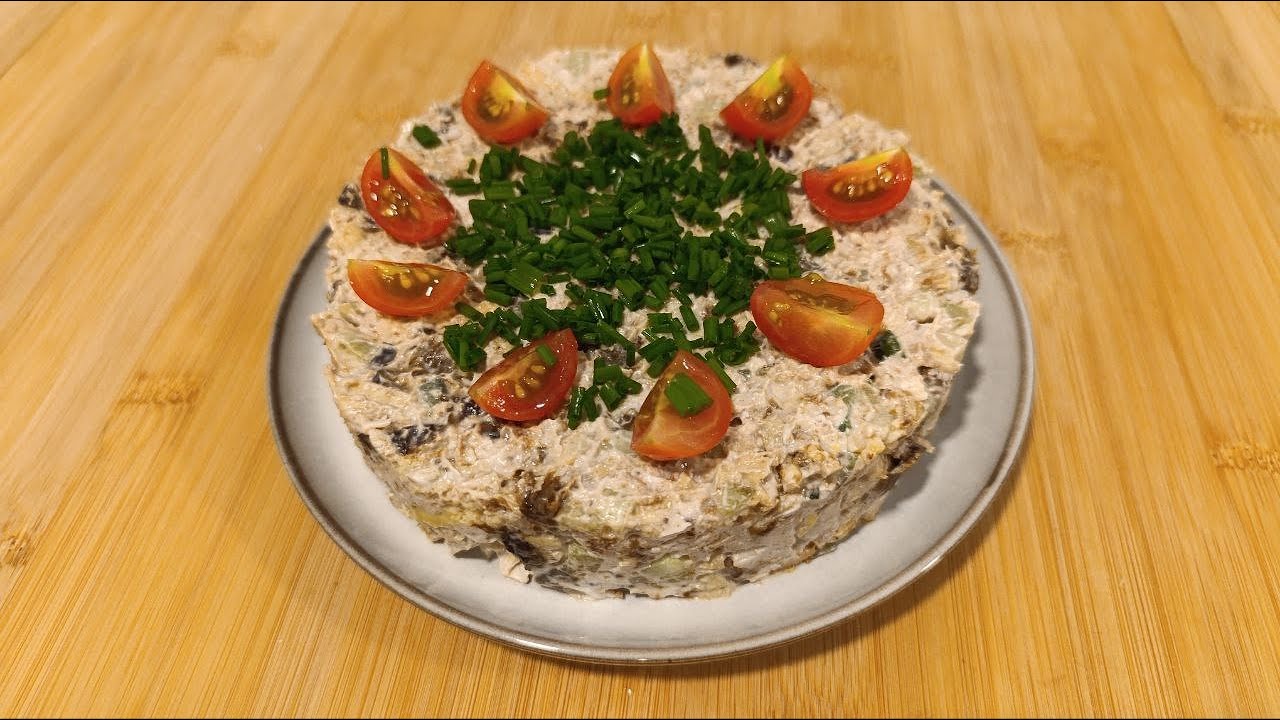 Салат з млинцями і куркою.