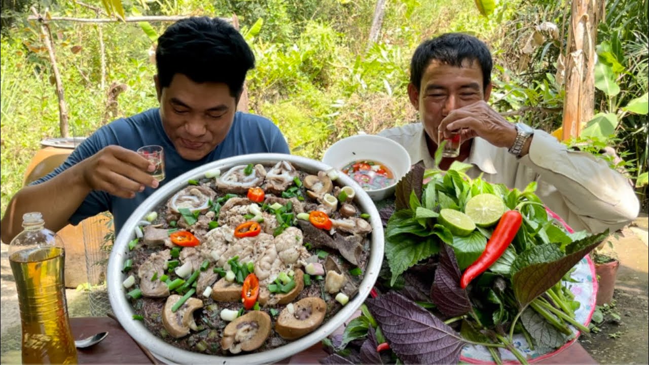 Món huyết chưng huyền thoại, món này phải quánh rượu đế mới đúng bài ….