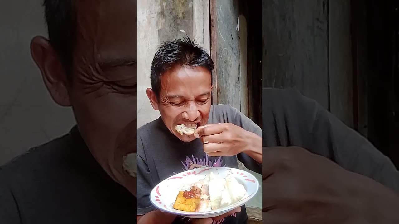 Makan ayam dan lalapan 