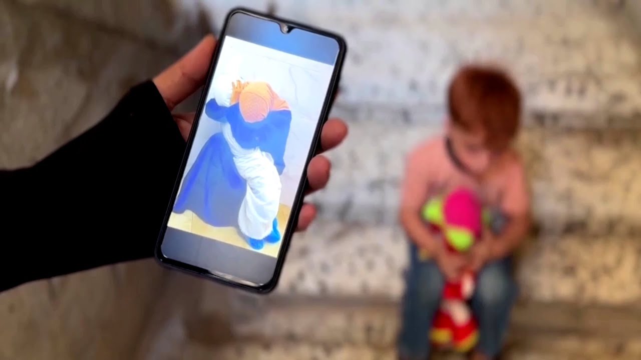 بعد عام على العدوان.. ذكريات حزينة تطارد امرأة من غزة لفتت صورتها أنظار العالم