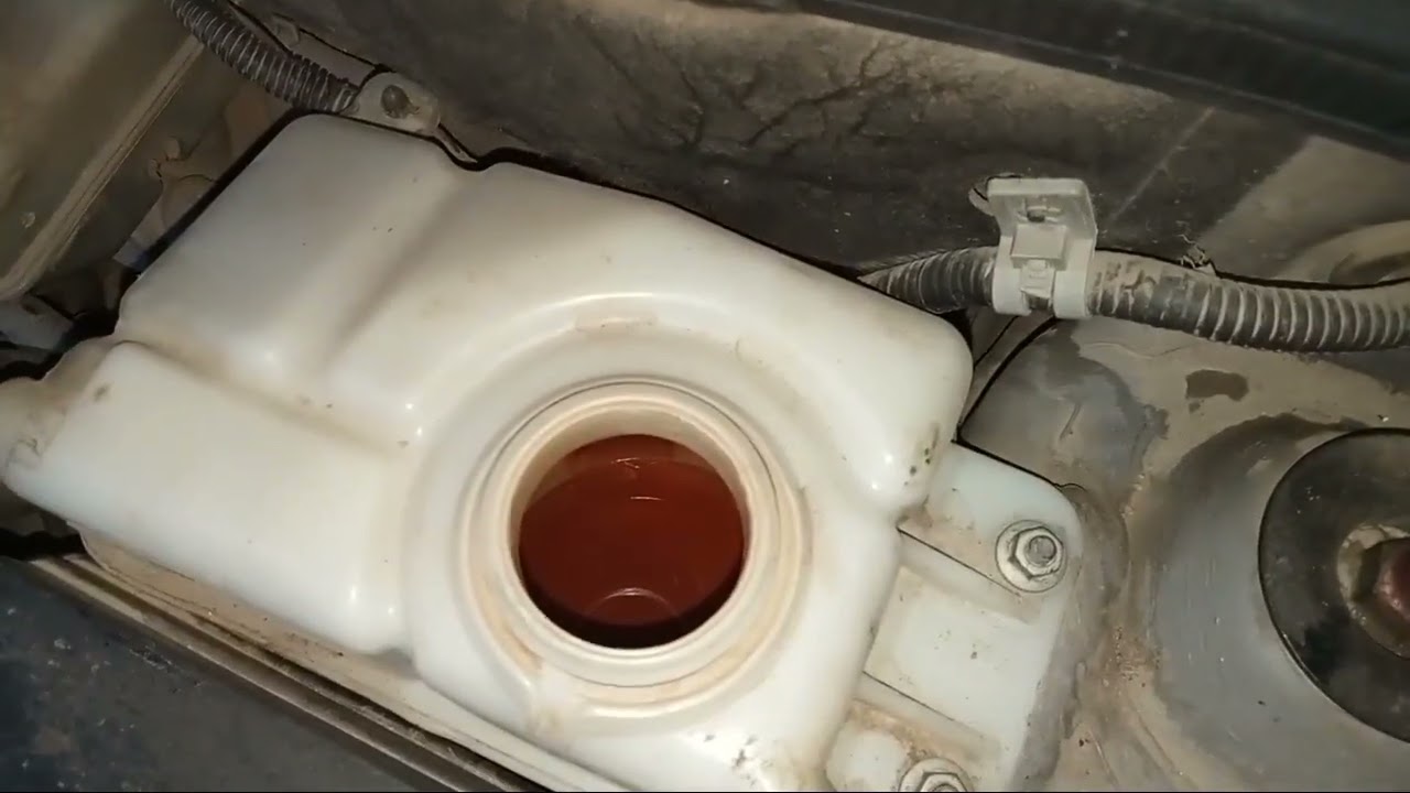 الطريقة الآمنة لتغيير سائل تبريد محرك السيارة