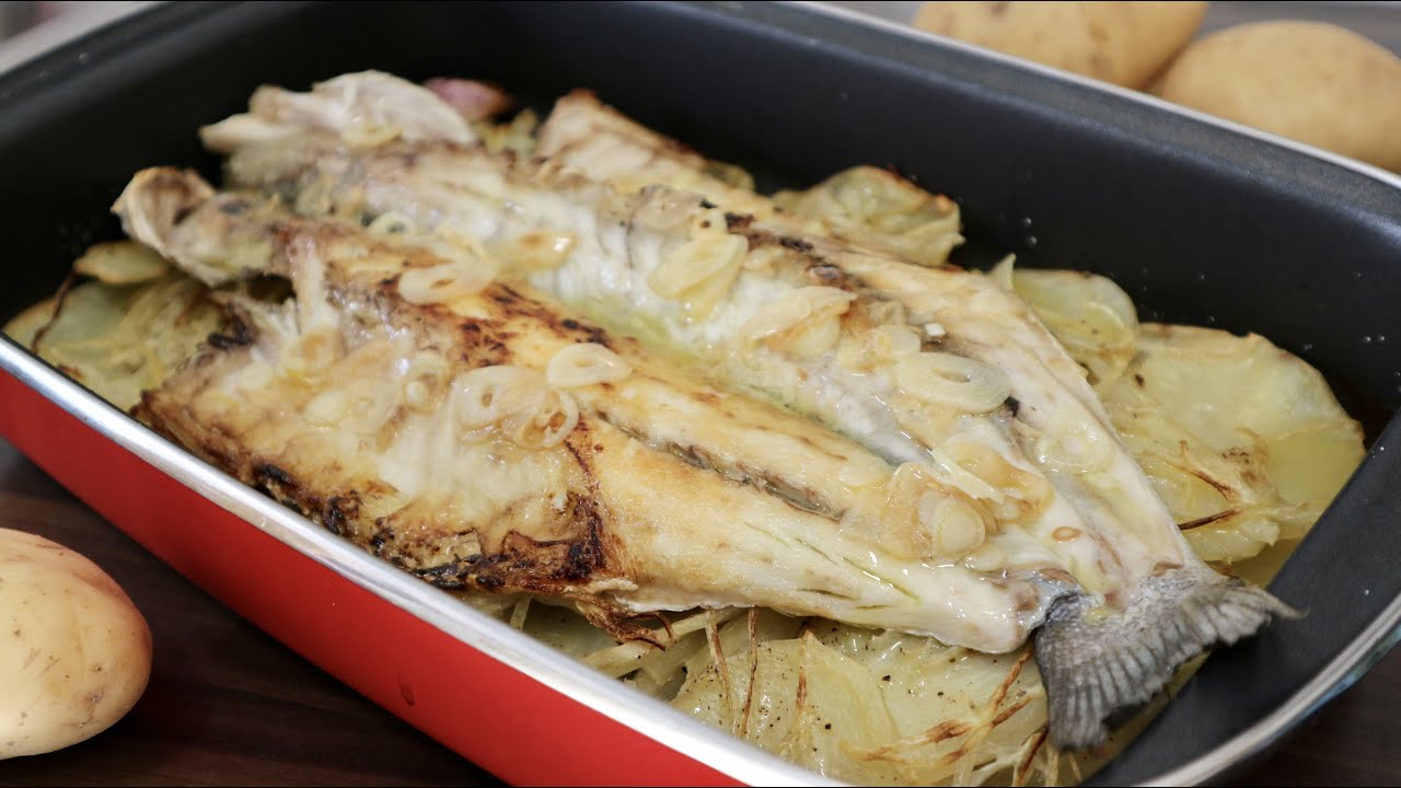 LUBINA AL HORNO CON PATATAS, FÁCIL, RIQUISIMA Y CON UNA SALSA DE 10!