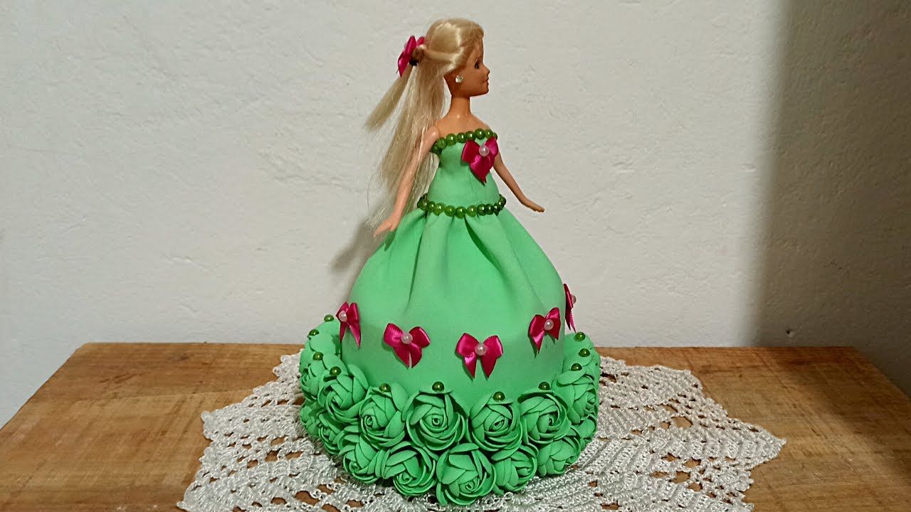 Roupa de boneca barbie com rosas de E.V.A