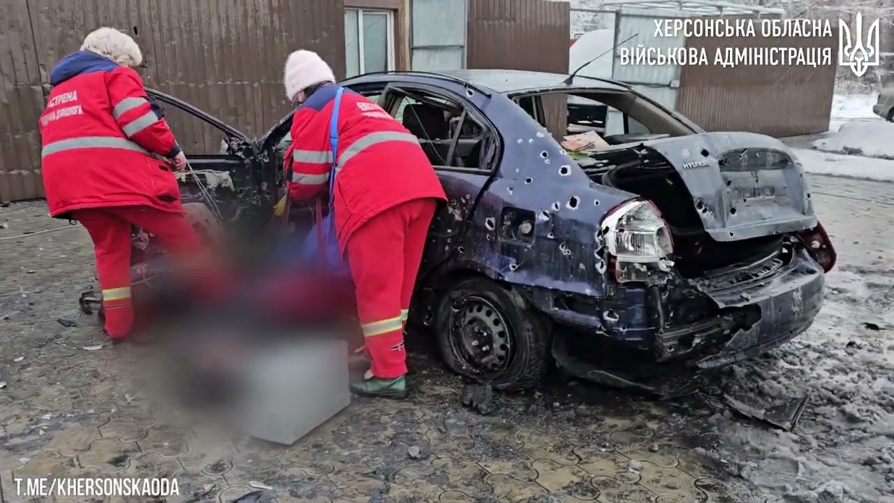 Спалені вщент автівки, побитий уламками житловий будинок - росіяни знову обстріляли Херсон