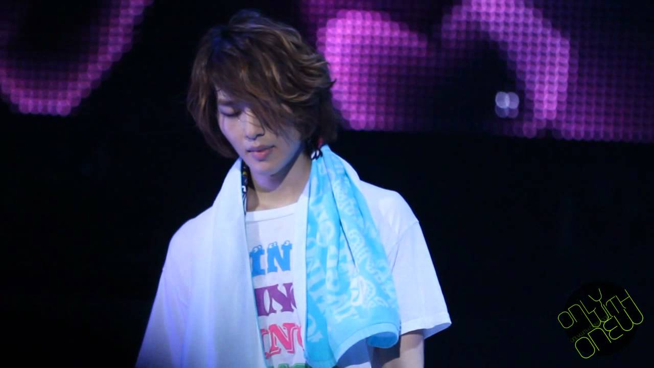 [FANCAM] I2O5I2 Precious Smiley Boy Onew thumbs-up, waving & singing in K0b3