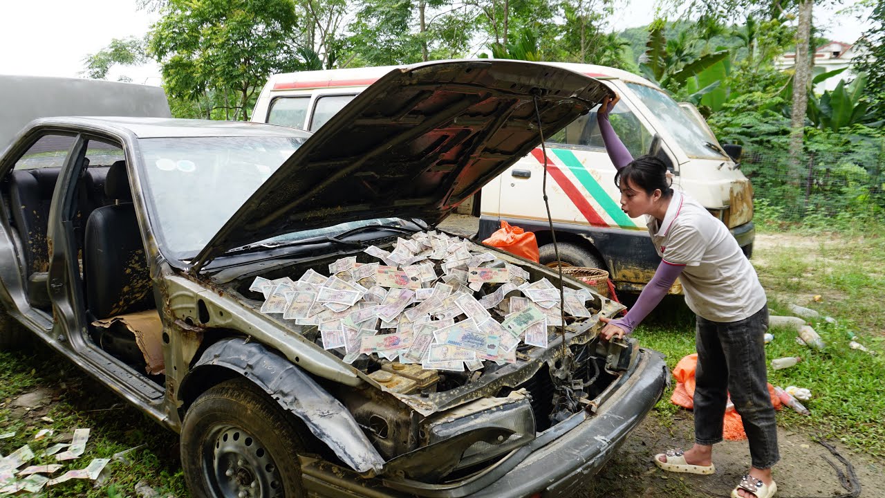 Poor girl unexpectedly discovered 2 abandoned cars containing a lot of money while collecting scrap