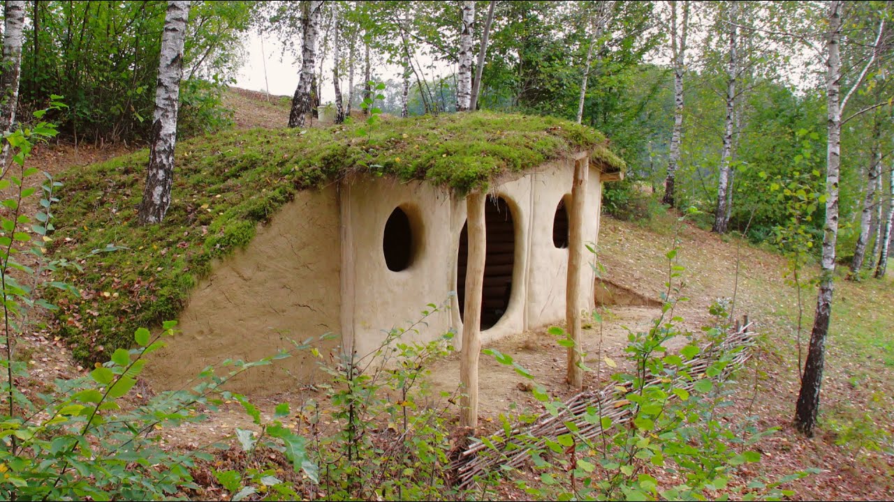 Unterirdischer Unterschlupf f&uuml;r Bushcraft. &Uuml;berlebensunterstand