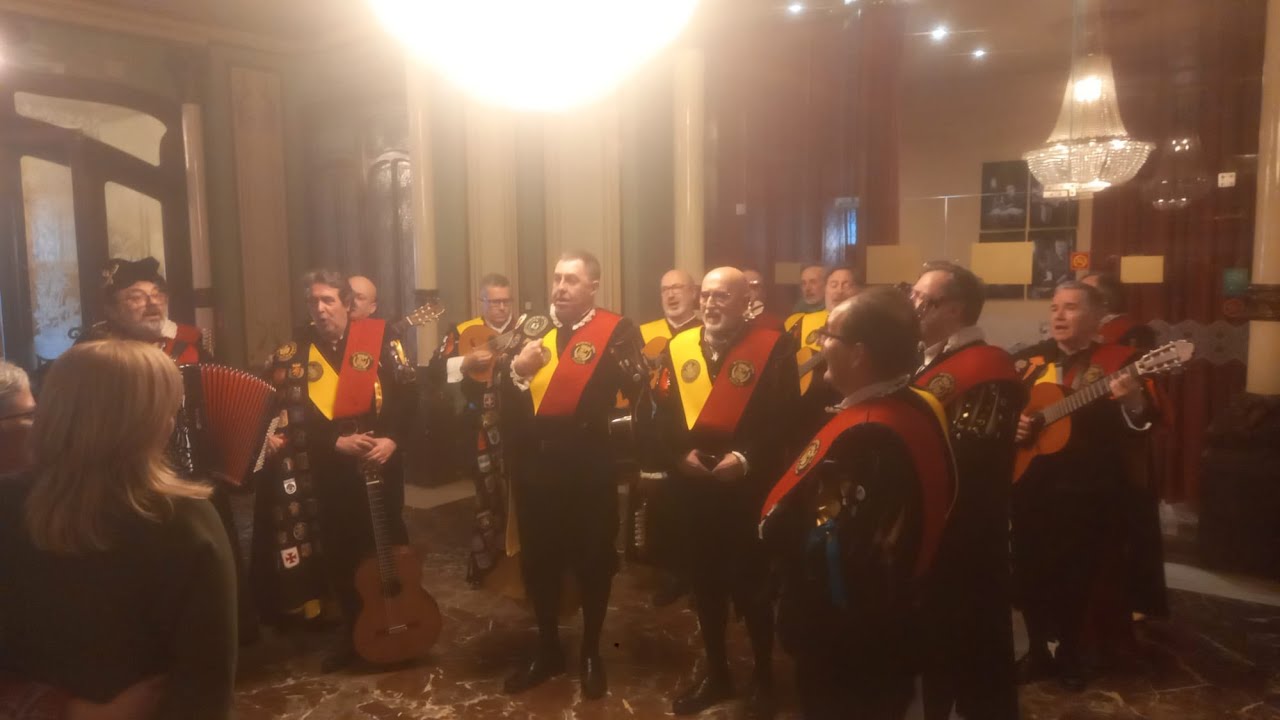 La tuna Honoris Causa en el Café del Arte tras una pedida de mano