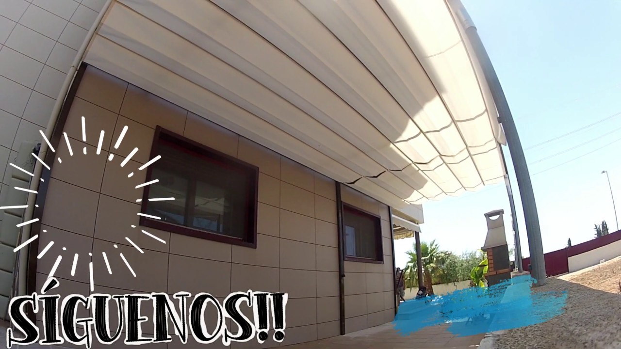 Toldo corredero para terraza de una casa con pared ventilada