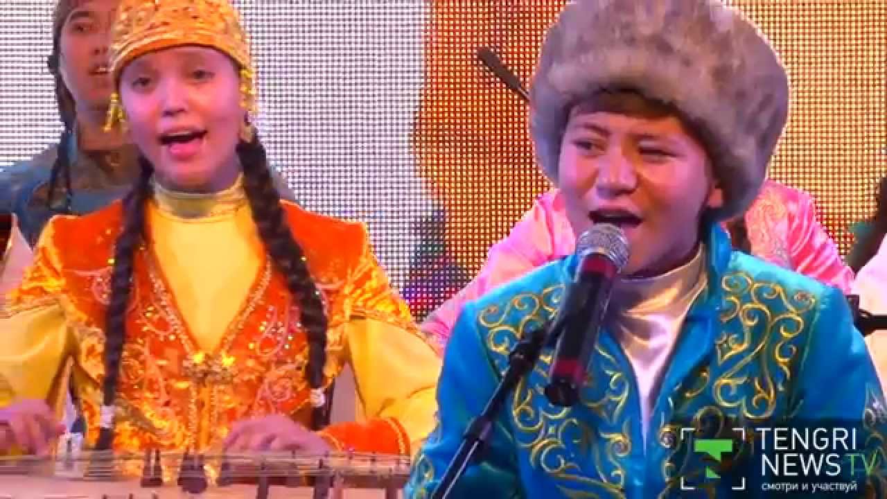 На 30 жетыгенах музыканты исполнили попурри из казахских песен