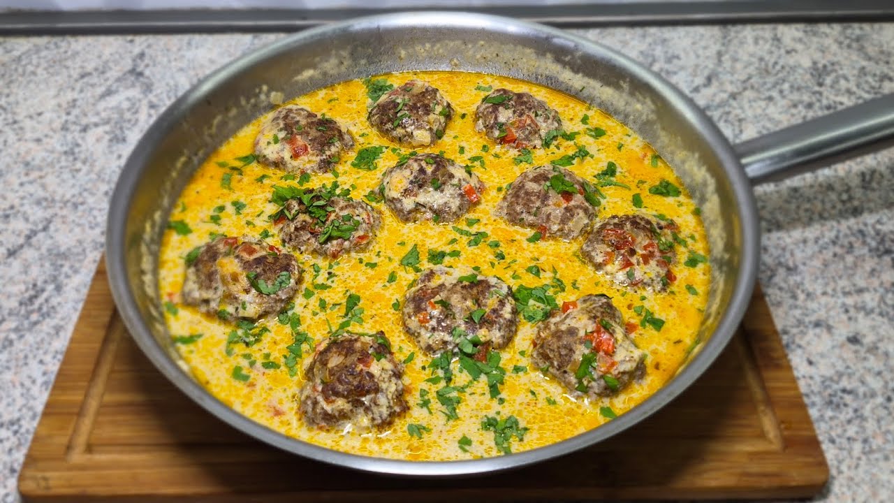 Bolinhos de carne estilo de Berlim no molho de pimentão