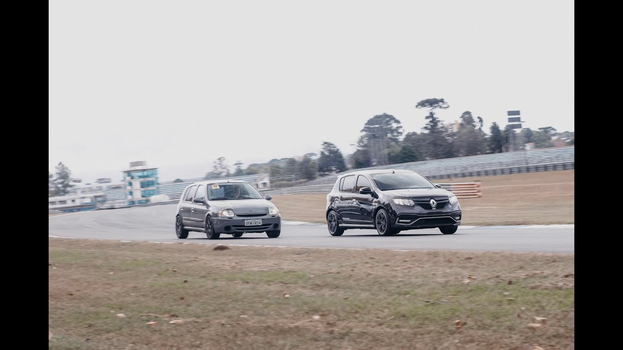 Clio 1.6 16v 300 mil km persegue e passa Sandero RS 0km no Autódromo Internacional de Curitiba