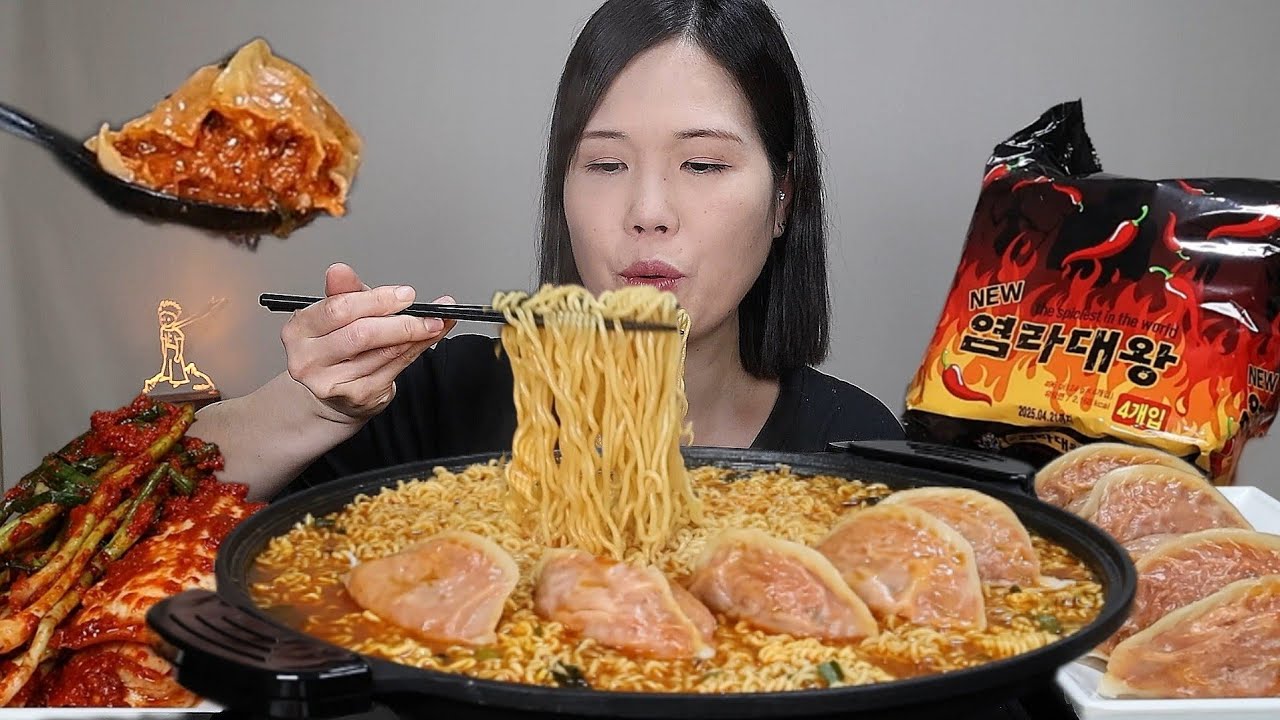 Какая комбинация, сколько времени!☺️ Острая лапша, рамен, кимчи, пельмени, мокпан.
