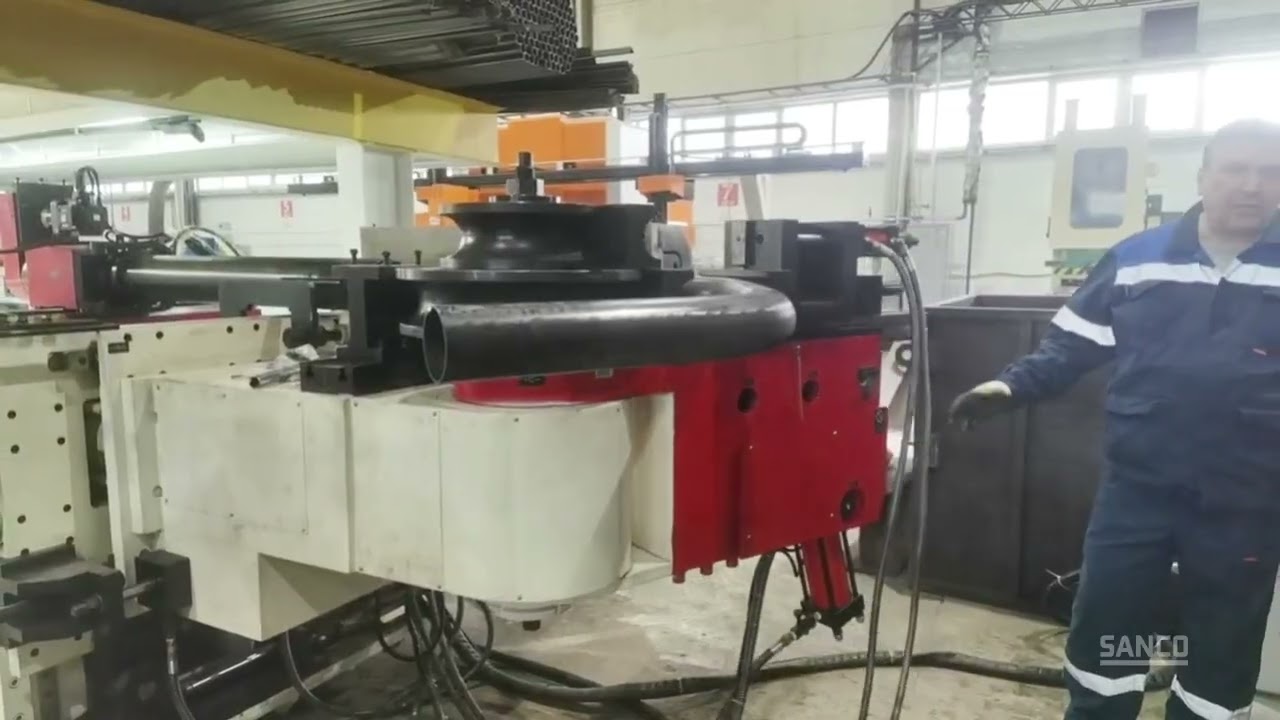 Máquina dobladora y punzonadora de tubos de gran tamaño trabajando en Rusia.