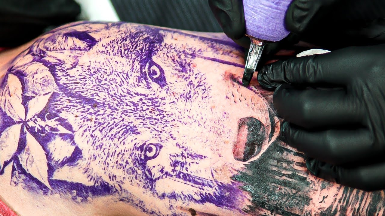 TATUAGEM DE LOBO COM FLORESTA REALISTA PRETO E CINZA