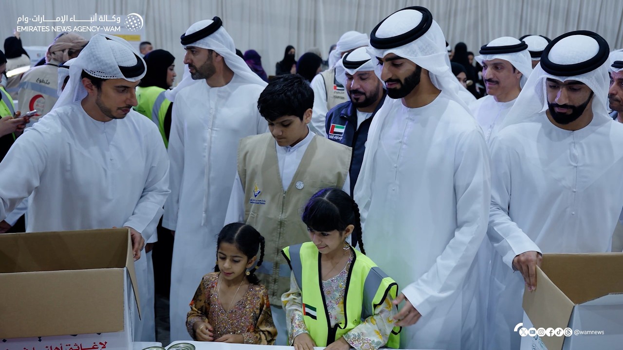 حميد وراشد بن عمار والمتطوعون يشاركون في تجهيز طرود 