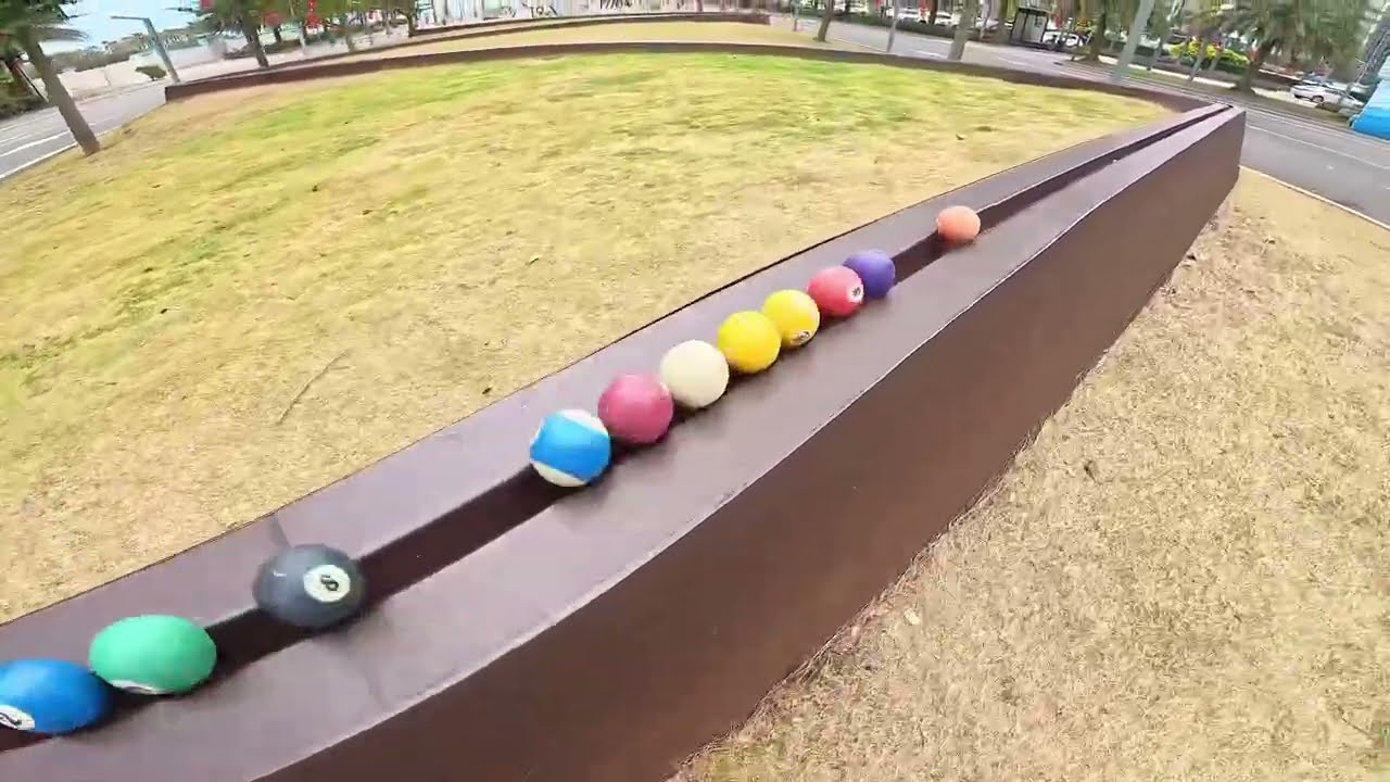 Roll, colorful marbles! Who will win the marble race on the track?