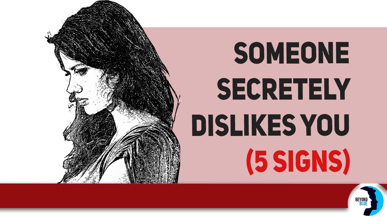 When Someone Secretly Dislikes You (5 Signs)