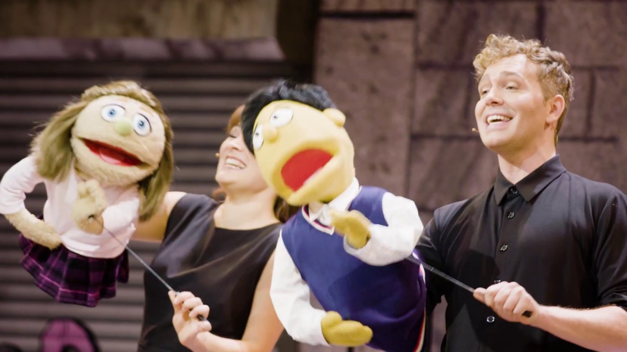 AVENUE Q von Robert Lopez, Jeff Marx und Jeff Whitty Trailer Theater Bielefeld