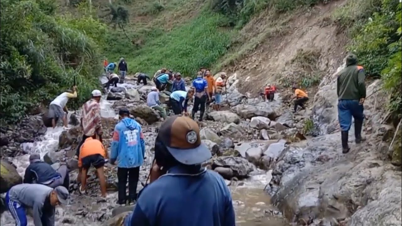 Kerja Bakti Membuat Jalan Di Samping Sungai Kena Banjir Longsor Dari Hutan Ngluweng