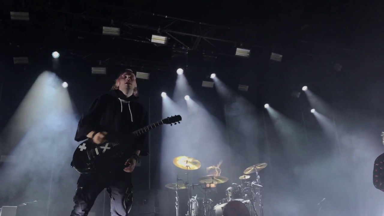 5sos - Youngblood & Harry comes on stage - MYTT - Melbourne 13/08/18