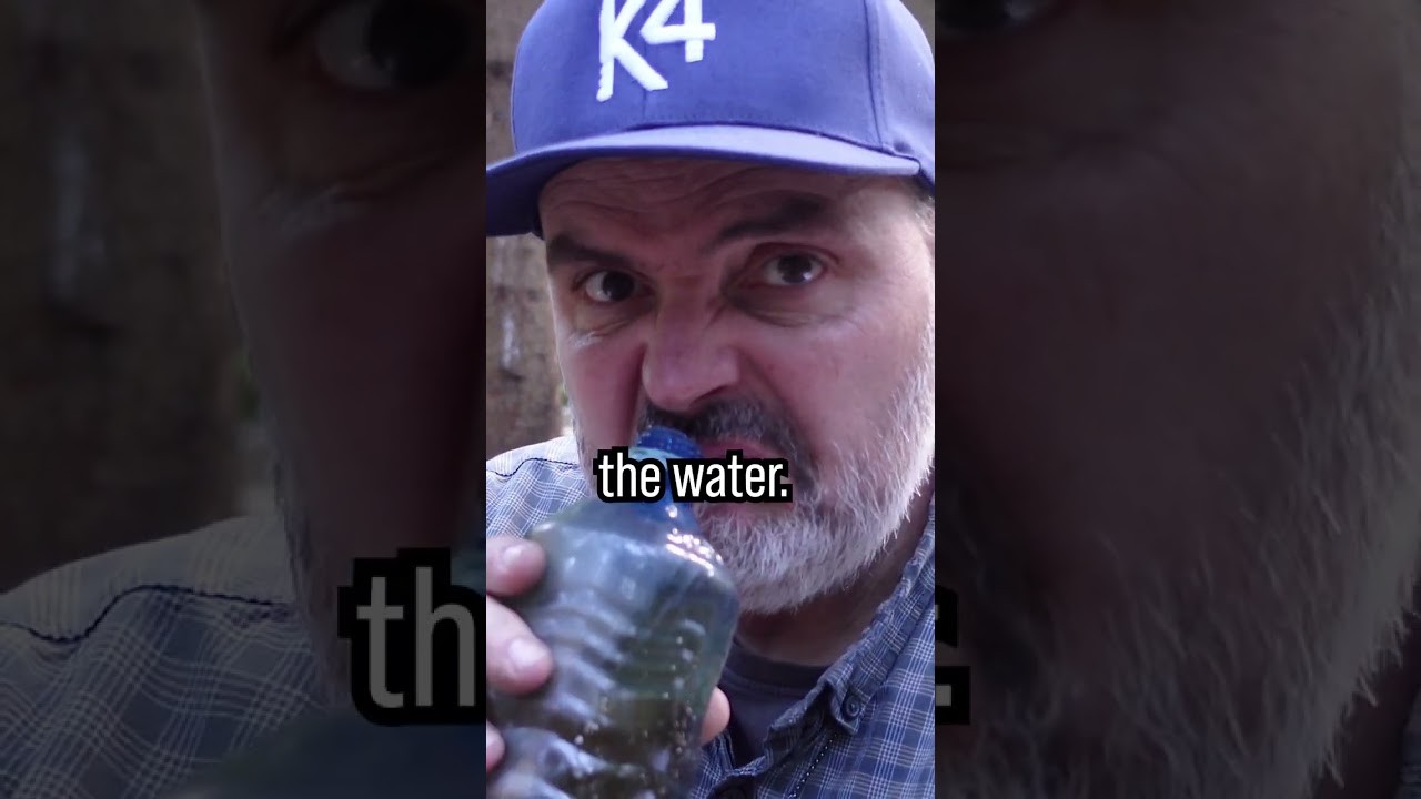 Этот парень кипятит воду без кастрюли! #выживание