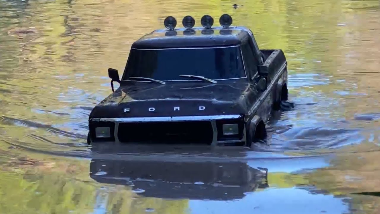 Traxxas trx4 hightrail Ford trail run w/ mud and water