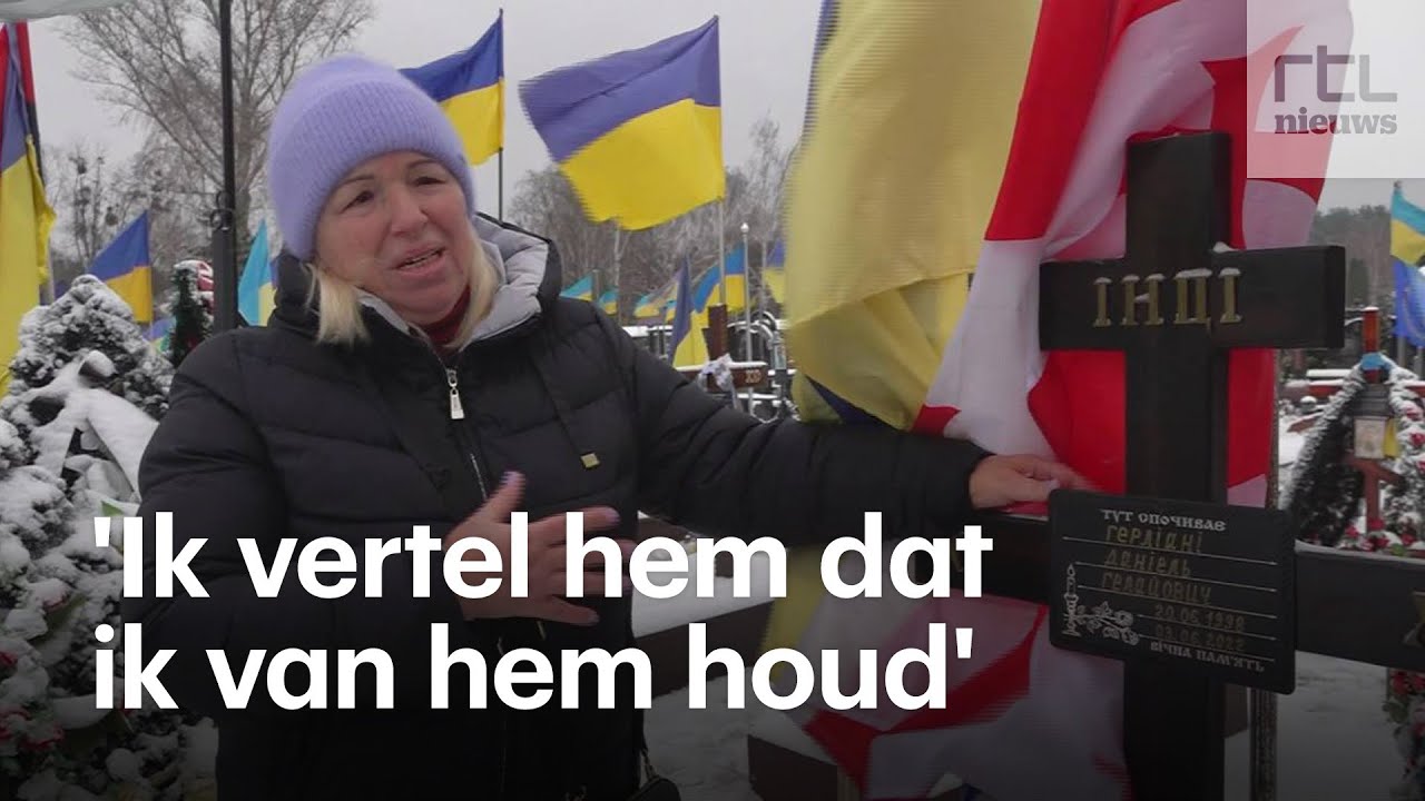 Moeders overleden soldaten bezoeken hun graven