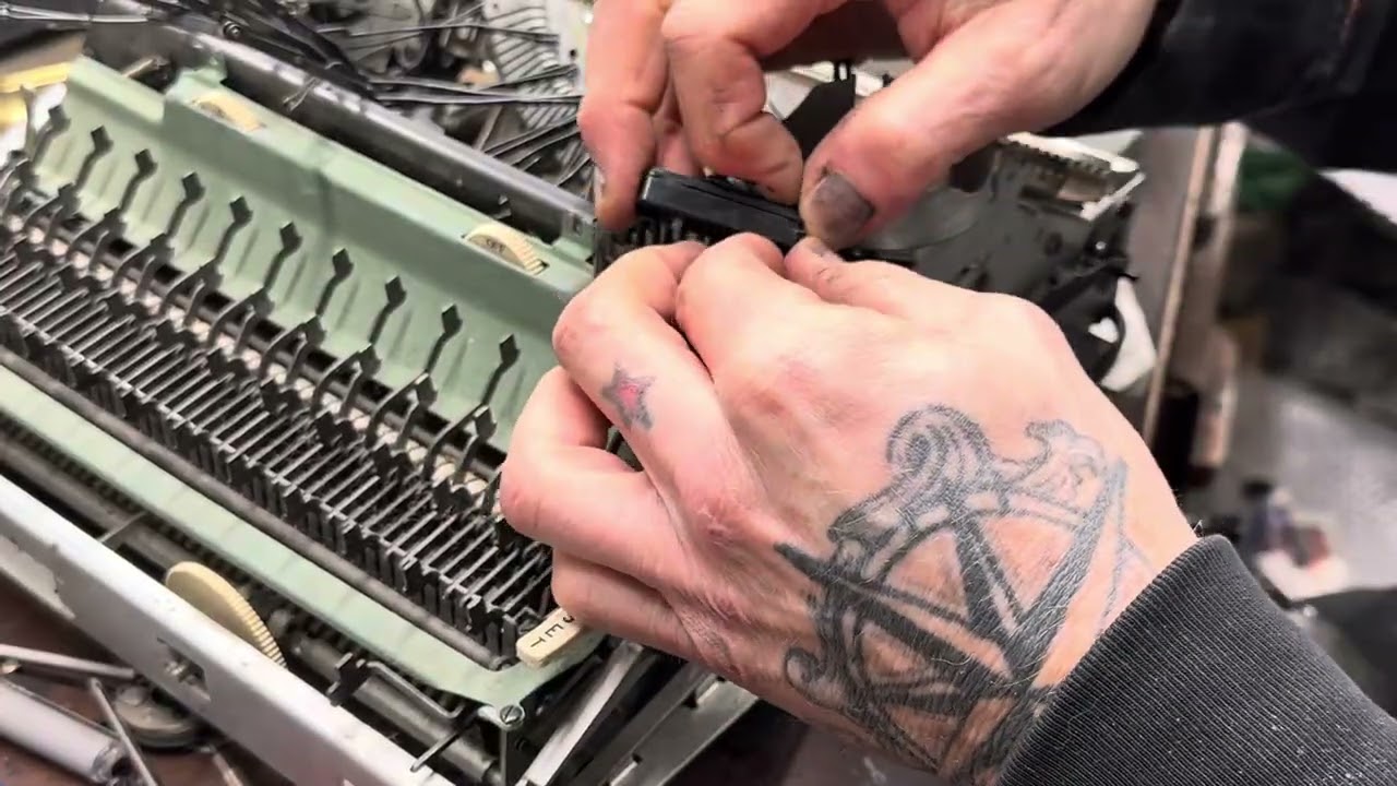 Снятие электродвигателя с портативной пишущей машинки Smith Corona 5TE