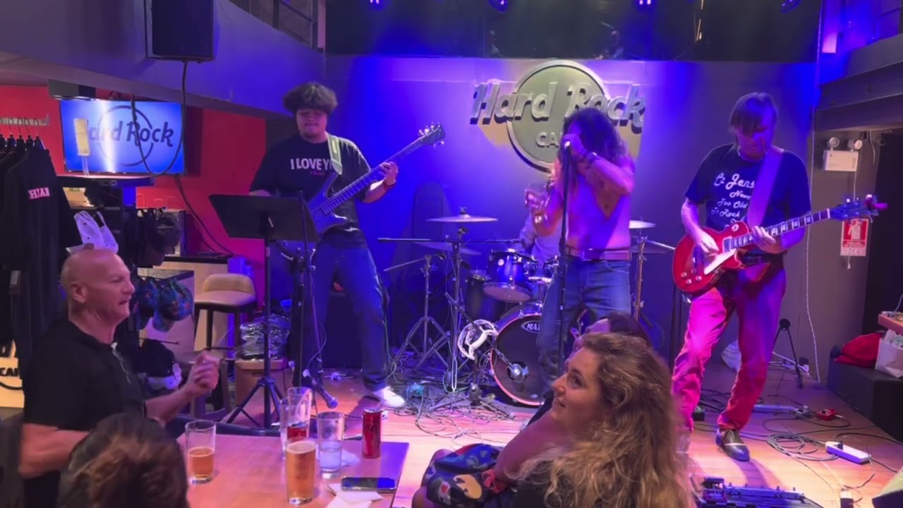 Hard rock cafe Chiangmai Thailand live rock music