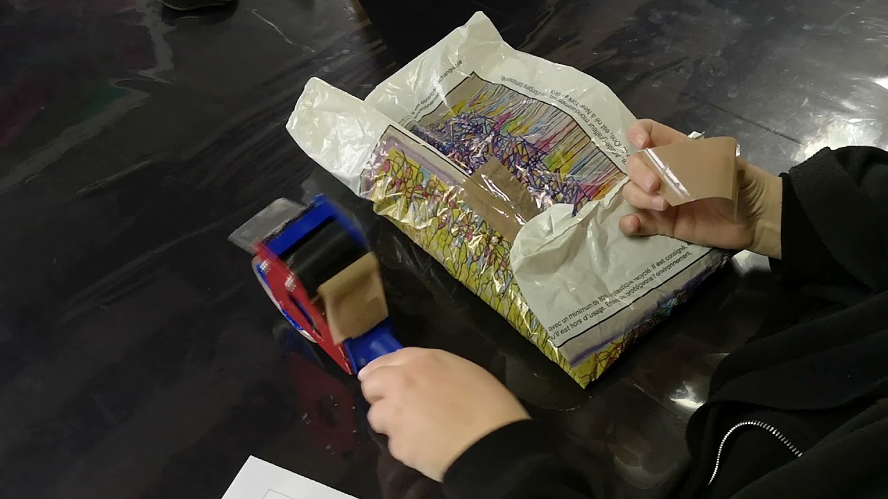 Comment emballer un colis Vinted en recyclant un sac plastique ?