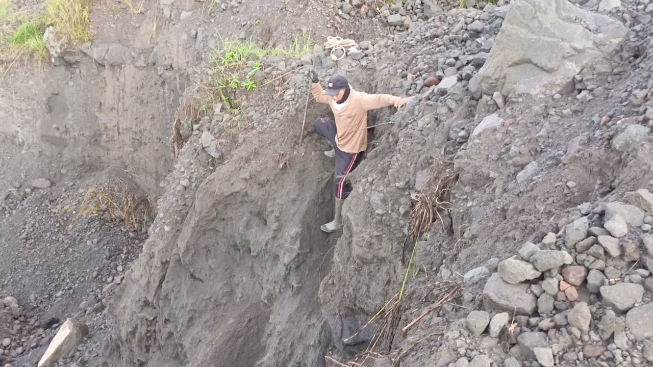 Mining workers continued their activities when mount merapi erupted