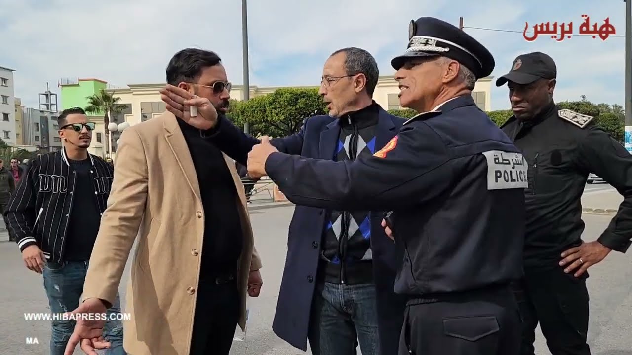تدخل محمود لتفريق وقفة احتجاجية لسائقي سيارات النقل عبر التطبيقات أمام المحكمة الجزرية