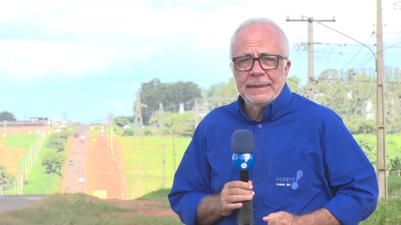 CARNÍVOROS: Carreta carregada de carne tomba na MT-235, e população leva tudo em minutos.