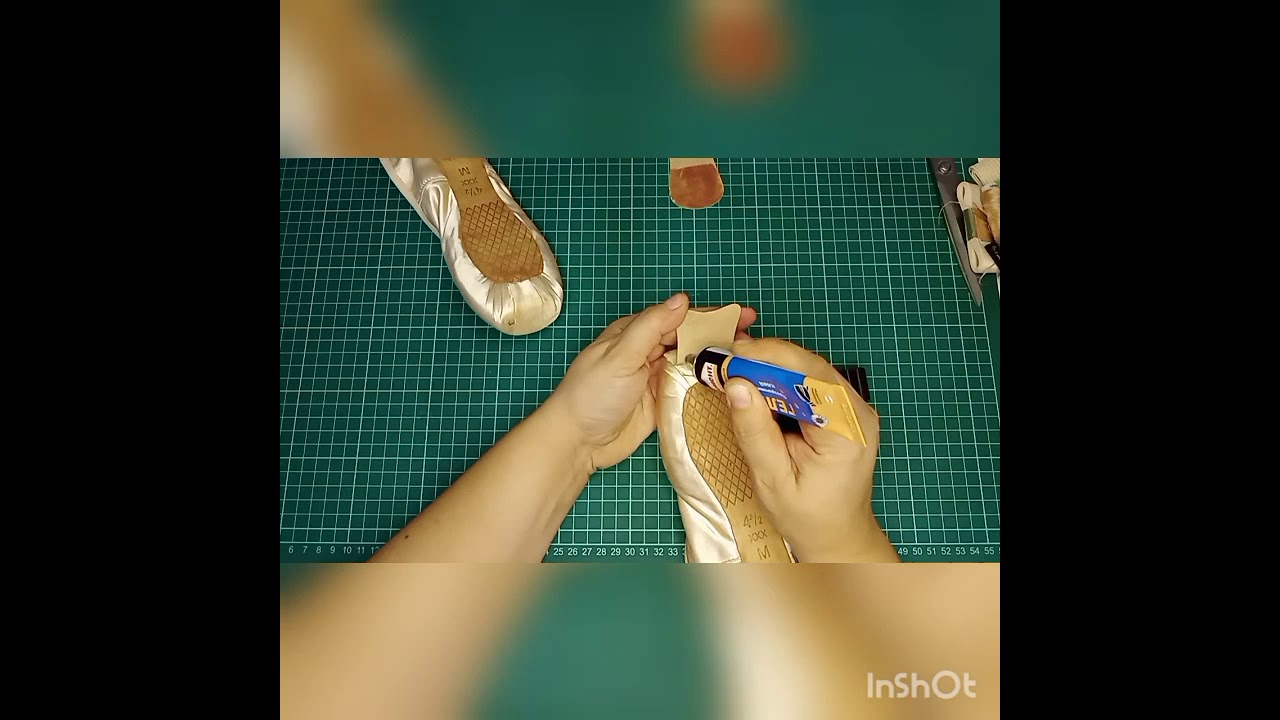 Как приклеить  пятачки))
