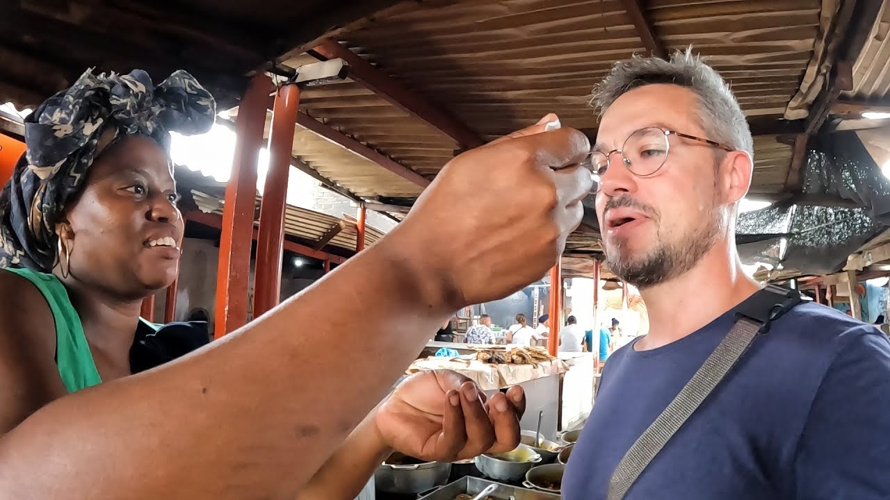 Chica Colombiana me da de Comer en un Mercado Colombiano 🇨🇴