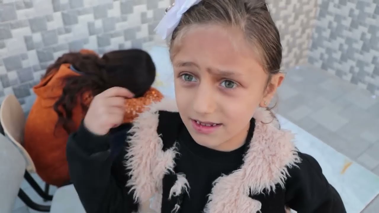 بنت صغيرة بريئه داخل المدرسة شوفوا الى حصل!؟