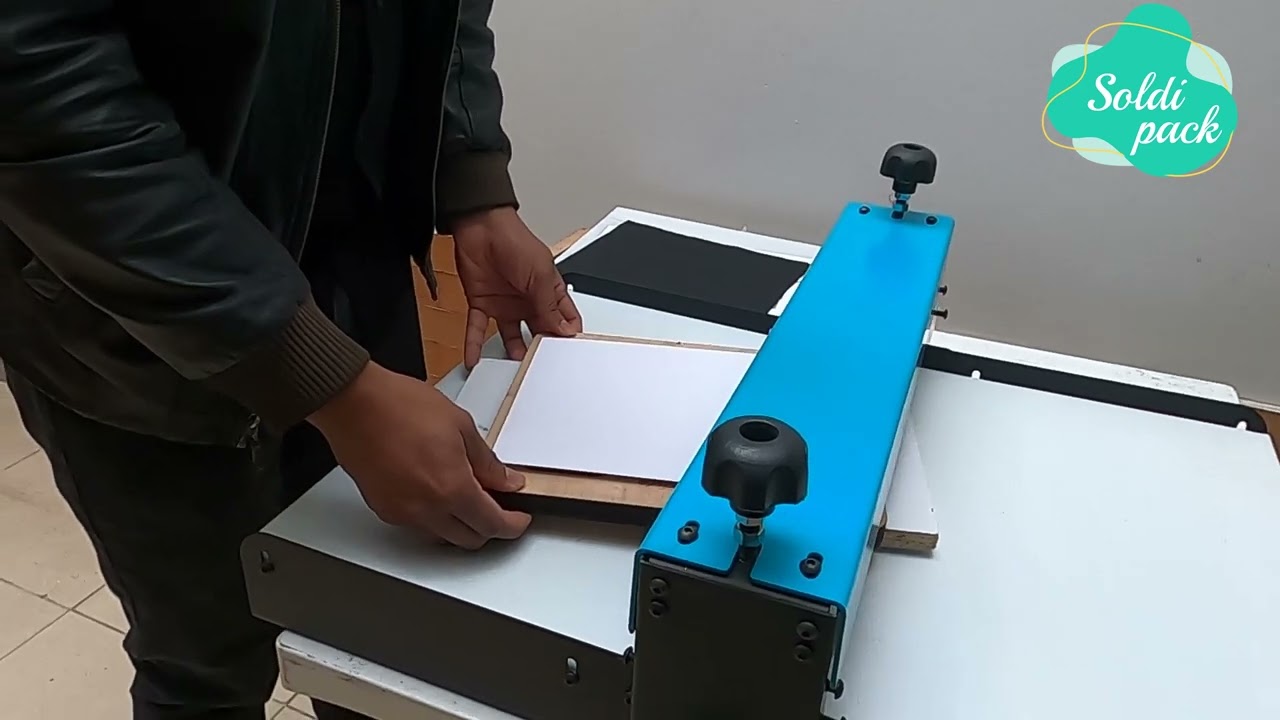 Ensamblaje máquina Troqueladora manual con rodillos de 50 cm.