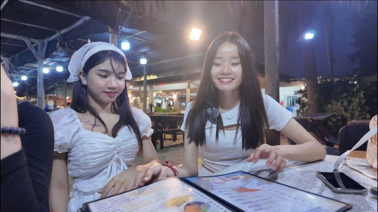 สาวลาว🇱🇦 มากินหมูกระทะที่ไทย🇹🇭￼ อร่อยมาก😋￼ มีแต่กุ้งสดสด