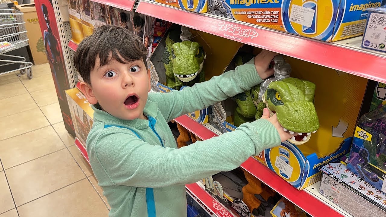 Yusuf 3 d gözlükle köpekbalığı sineması izledi😎 Oyuncakçıyı gezdi dinozor elini ısırdı😱