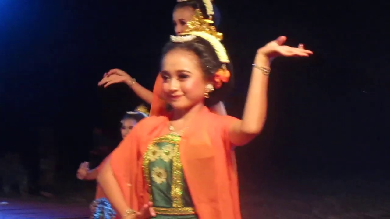 Tari Gemes oleh SMK Negeri 3 Banyumas di Kendalisada Art Festival 2019 di Kaliori Banyumas