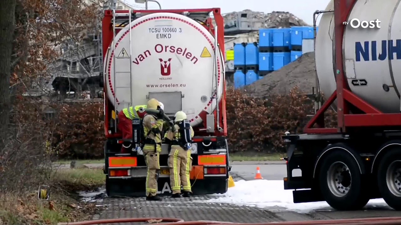 Vrachtwagen lekt gevaarlijke stoffen in Hengelo