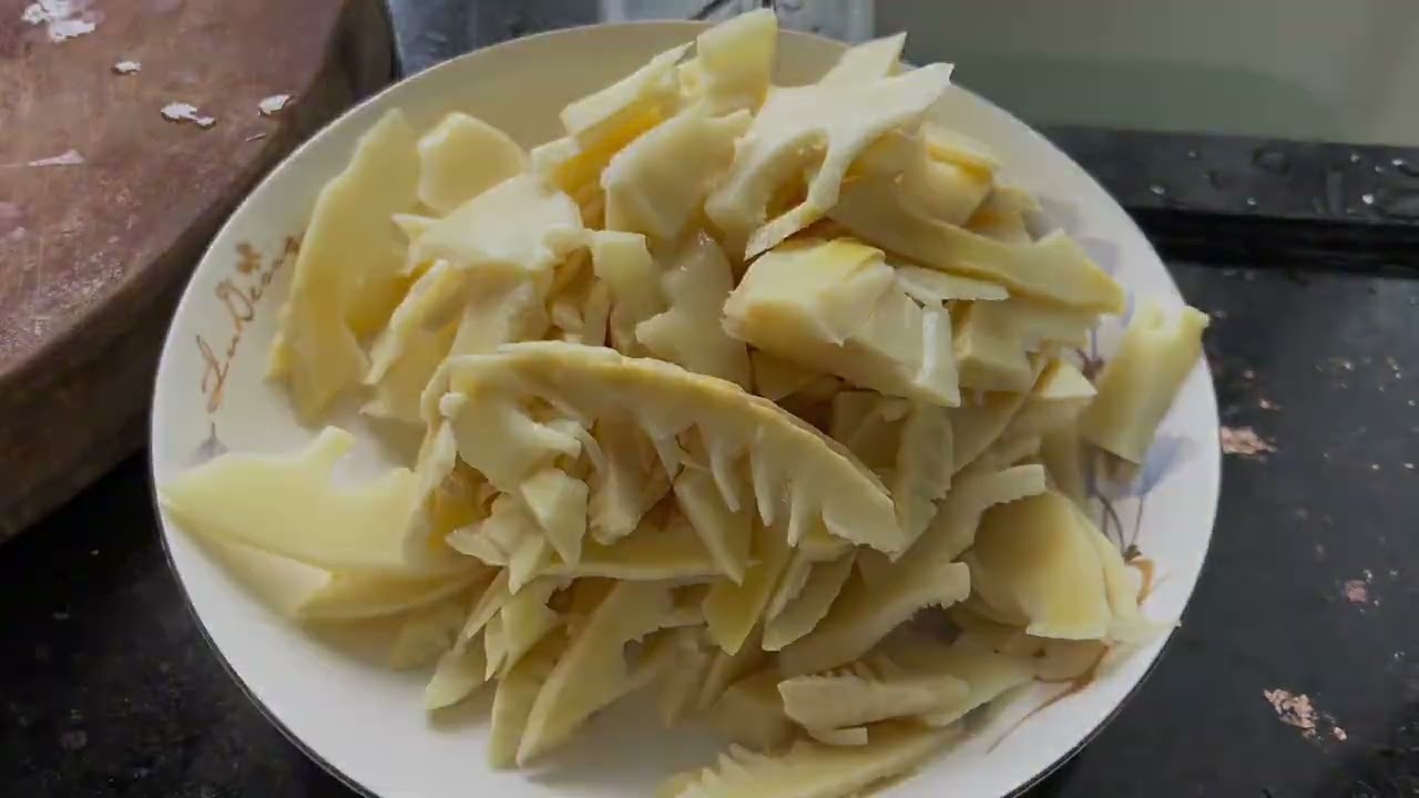 中午我整了一个笋子炒肉，殷二说我炒的菜不好吃，还不吃我的